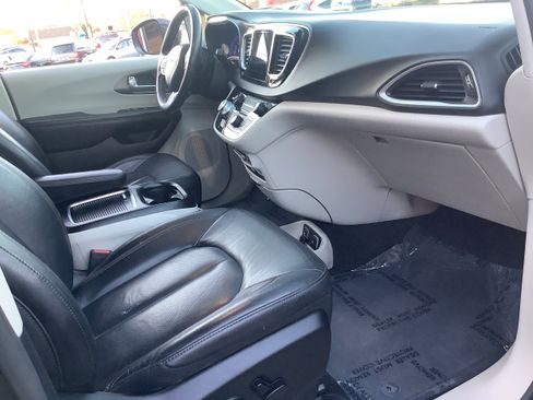 Used 2020 Chrysler Pacifica Touring-L Plus image 16