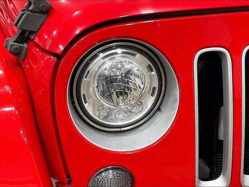 Used 2017 Jeep Wrangler Unlimited Sahara image 27