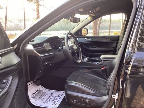 Used 2023 Jeep Grand Cherokee L Laredo image 9