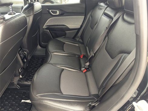 Used 2024 Jeep Compass Latitude image 17