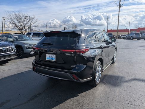 Used 2024 Toyota Highlander Limited image 11