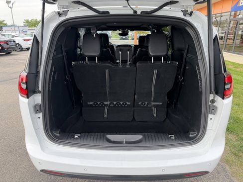 Used 2025 Chrysler Pacifica Limited FWD image 41