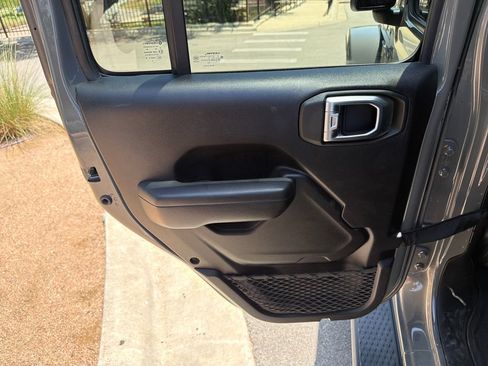 Used 2023 Jeep Gladiator Mojave AWD/4WD image 33