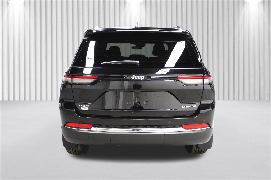 New 2025 Jeep Grand Cherokee Laredo w/ Luxury Tech Group I AWD/4WD image 4