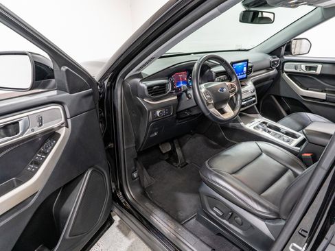 Used 2022 Ford Explorer XLT w/ Equipment Group 202A image 12