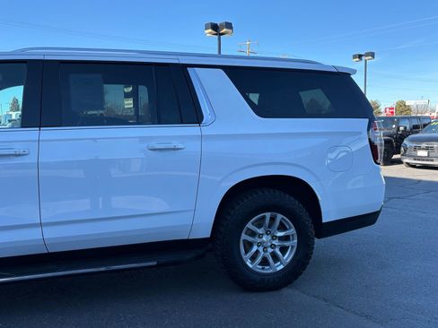 Used 2022 Chevrolet Suburban LT w/ Luxury Package image 30