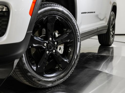 Used 2024 Jeep Grand Cherokee Limited w/ Black Appearance Package image 12