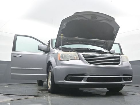 Used 2013 Chrysler Town & Country Touring image 53