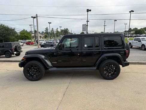 Used 2021 Jeep Wrangler Unlimited Sahara AWD/4WD image 9