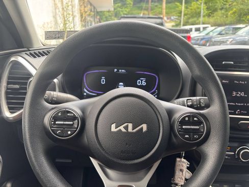 Used 2025 Kia Soul LX w/ LX Technology Package FWD image 25