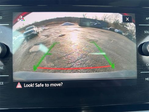 Used 2025 Volkswagen Jetta SE image 13