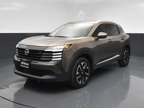 Used 2025 Nissan Kicks SR FWD image 2