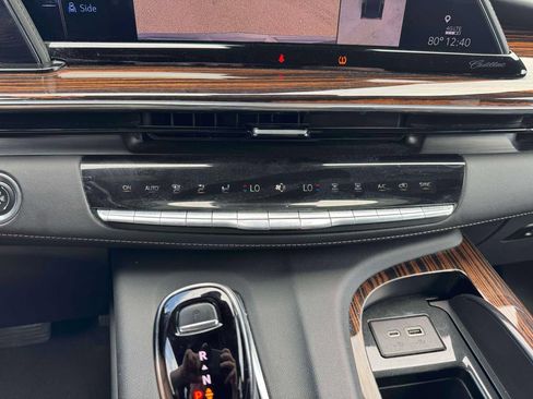 Used 2023 Cadillac Escalade ESV Premium Luxury AWD/4WD image 32