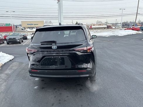 Used 2025 Toyota Sienna XLE image 10