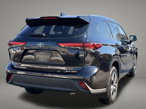 Used 2021 Toyota Highlander XLE AWD/4WD image 4