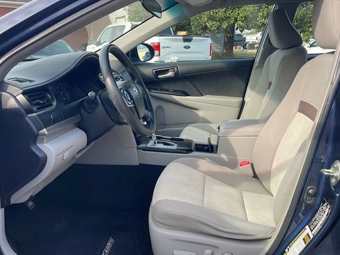 Used 2014 Toyota Camry L image 10