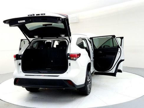 Used 2021 Toyota Highlander XLE AWD/4WD image 11