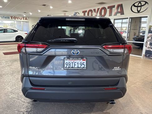 Used 2022 Toyota RAV4 XLE Premium AWD/4WD image 9
