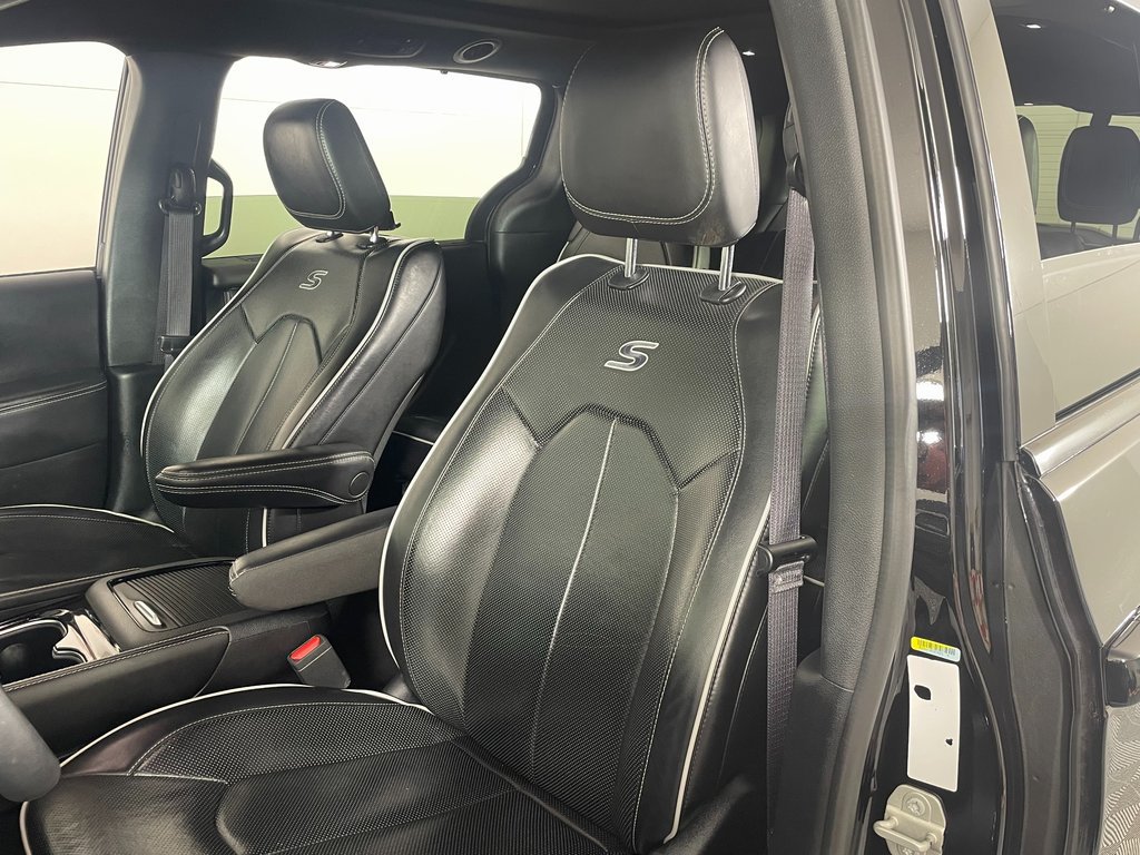 Used 2024 Chrysler Pacifica Limited w/ S Appearance Package FWD image 25