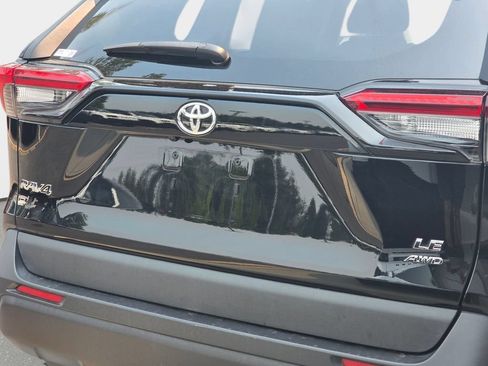 Used 2020 Toyota RAV4 LE AWD/4WD image 14