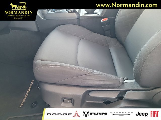 Used 2025 Toyota Tacoma SR5 AWD/4WD image 17