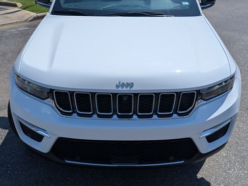 Used 2024 Jeep Grand Cherokee Limited w/ Luxury Tech Group II RWD image 12