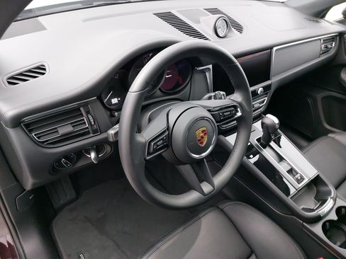 Certified 2025 Porsche Macan image 18