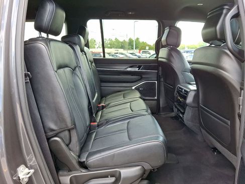 Used 2024 Jeep Wagoneer L Series II w/ Flexible Seating Group AWD/4WD image 33