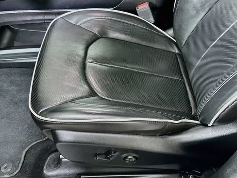 Used 2025 Chrysler Pacifica Limited FWD image 24