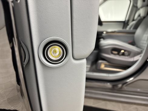 Used 2025 Rivian R1S Premium image 32