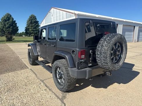 Used 2017 Jeep Wrangler Unlimited Sahara AWD/4WD image 8