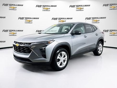 Used 2026 Chevrolet Trax LS FWD image 3