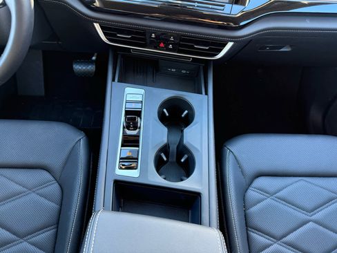 Used 2025 Volkswagen Atlas SE image 25