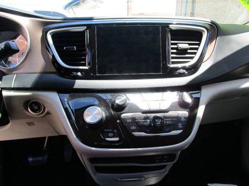 Used 2017 Chrysler Pacifica Touring-L FWD image 13