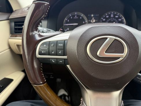 Used 2016 Lexus ES 350 w/ Luxury Package w/Wood Trim image 18