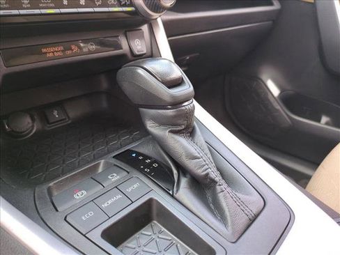 Used 2022 Toyota RAV4 XLE FWD image 12