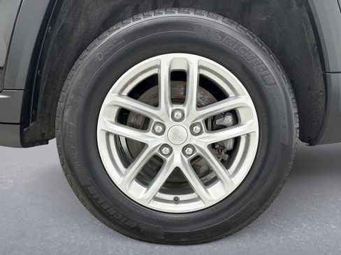 Used 2024 Jeep Grand Cherokee L Laredo w/ Luxury Tech Group I image 27