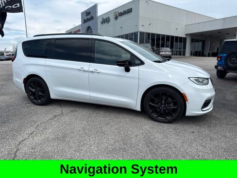 Used 2023 Chrysler Pacifica Limited w/ S Appearance Package FWD image 4