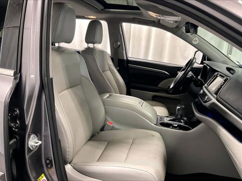 Used 2018 Toyota Highlander Limited image 11