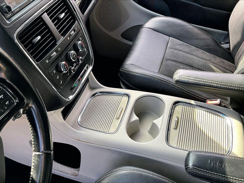 Used 2020 Dodge Grand Caravan SXT image 14