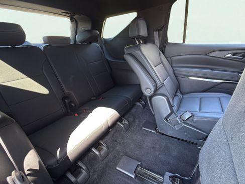 Used 2025 Chevrolet Traverse LT FWD image 29