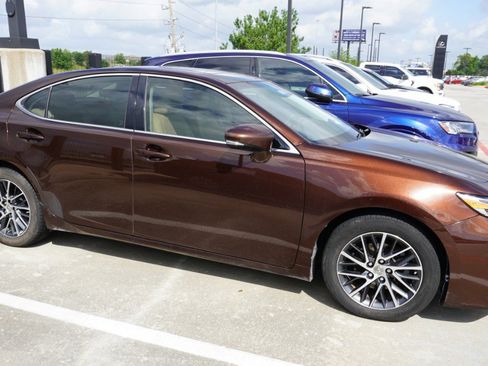 Used 2016 Lexus ES 350 w/ Luxury Package w/Wood Trim image 6