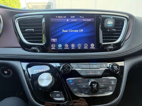 Used 2020 Chrysler Pacifica Limited FWD image 25