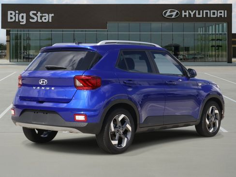 Used 2025 Hyundai Venue Limited FWD image 4