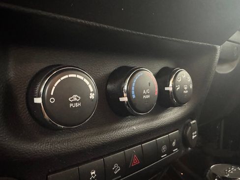 Used 2015 Jeep Wrangler Unlimited Sahara w/ Connectivity Group AWD/4WD image 17