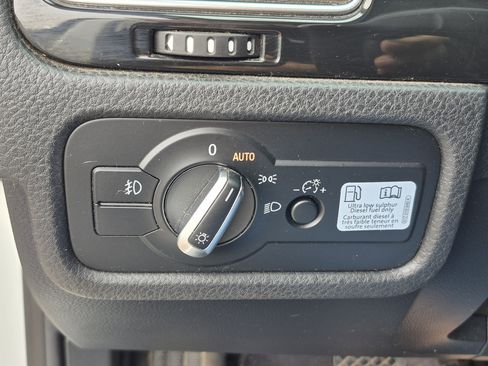 Used 2014 Volkswagen Touareg Sport image 35