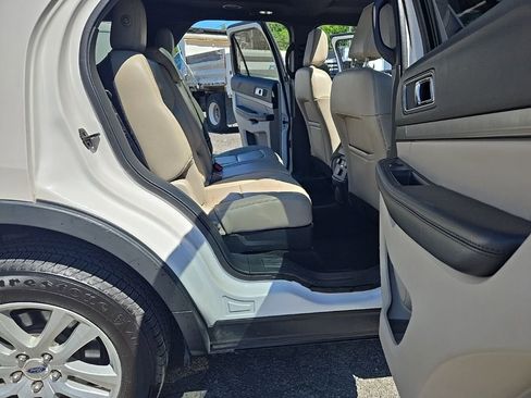 Used 2018 Ford Explorer XLT w/ Equipment Group 202A AWD/4WD image 17