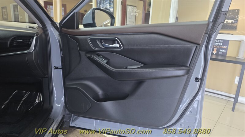 Used 2022 Nissan Rogue Platinum w/ Head-Up Display Package FWD image 12