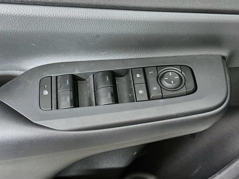 Used 2025 Toyota Prius LE AWD/4WD image 18