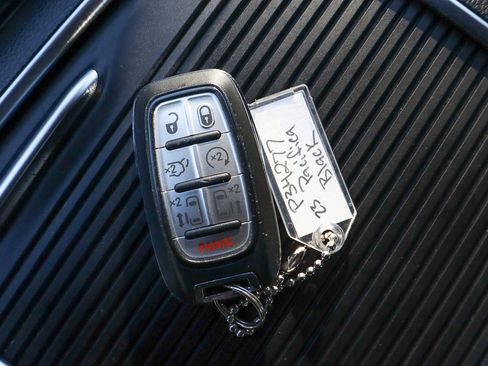 Used 2023 Chrysler Pacifica Limited image 36